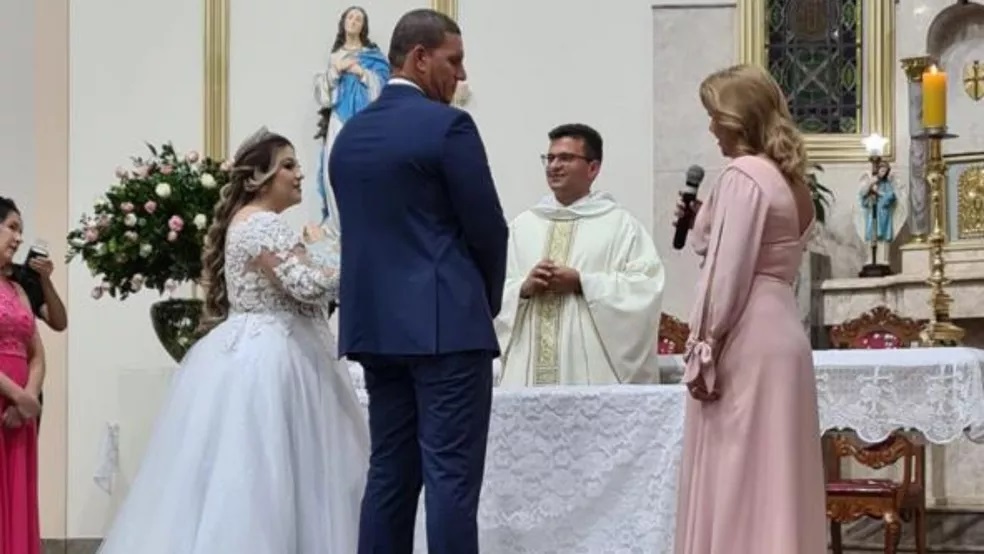 Frei Gustavo Trindade dos Santos celebrou o casamento de Tatiane de Fátima e Alex Aparecido em igreja de Santa Cruz do Rio Pardo (SP) — Foto: Tatiane de Fátima/Arquivo pessoal