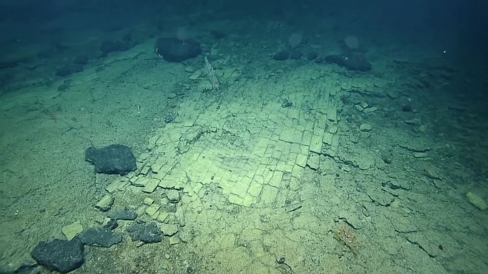 Estrutura parecida com estrada encontrada sob o oceano. Imagem: Navio de Exploração Nautilus/ YouTube