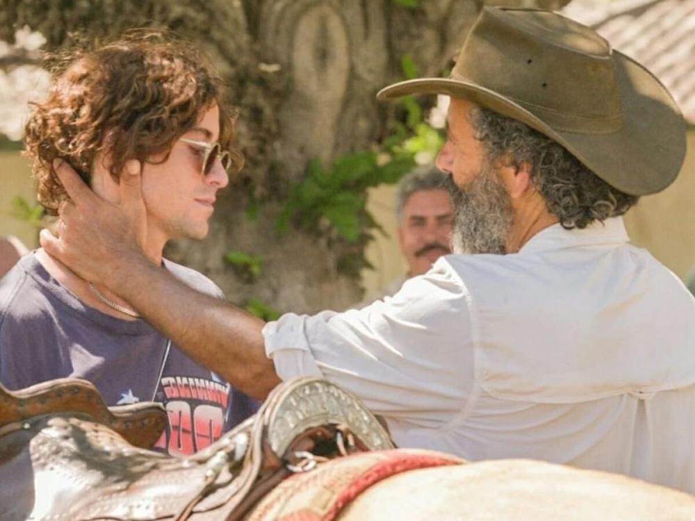Reprodução - TV Globo Jove (Jesuíta Barbosa) e José Leôncio (Marcos Palmeira) de Pantanal