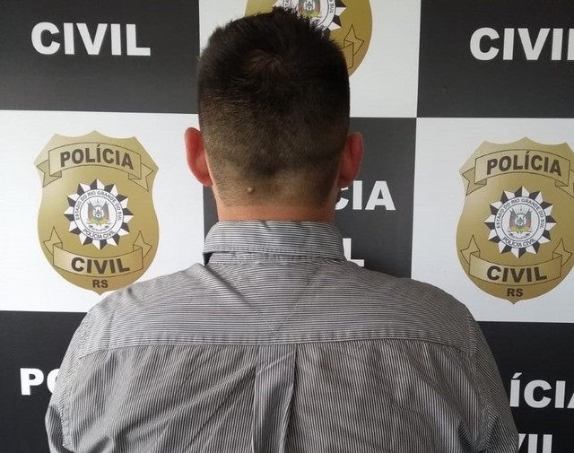 Funcionário foi preso temporariamente em Porto Alegre, por suspeita de receber os valores em esquema criminoso de desvio de salários — Foto: Divulgação/Polícia Civil