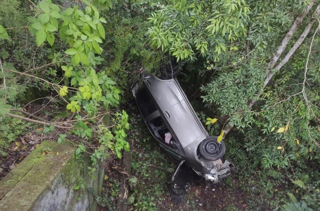 Carro caiu para fora da pista da ERS-115, em Três Coroas — Foto: CRBM/Divulgação