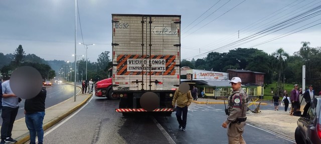 Caminhão envolvido no atropelamento de idoso em Gravataí — Foto: CRBM/Divulgação
