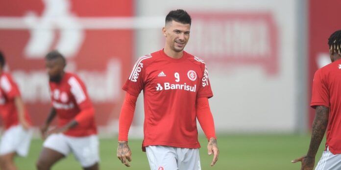 Cuesta deve ser titular do sistema defensivo nesta quarta-feira. Foto: Ricardo Duarte/SC Internacional