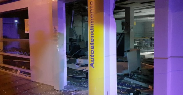 Agência bancária foi atacada com explosivos — Foto: Divulgação/BM