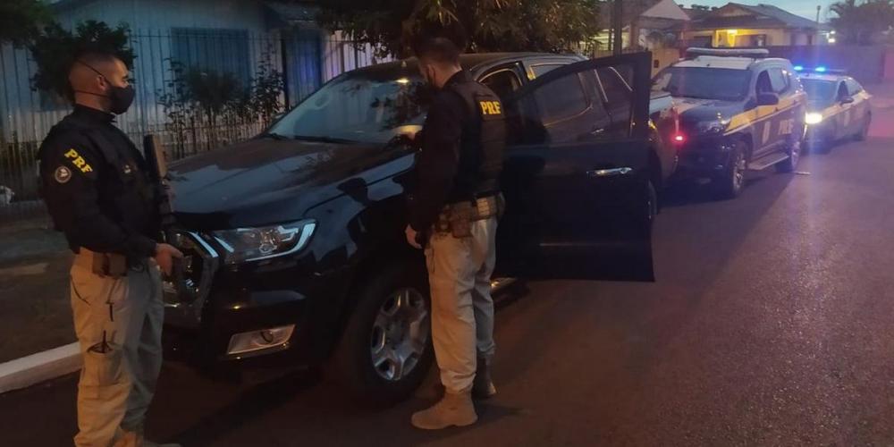 O veículo tinha dois ocupantes que fugiram a pé, mas um foi capturado pela PRF | Foto: PRF/Divulgação/CP