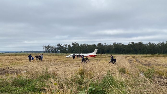 O copiloto da aeronave escapou ileso. Foto: Polícia Rodoviária Federal/Divulgação