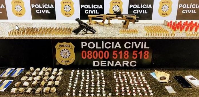 Em Porto Alegre, os policiais civis recolheram 135 porções de cocaína e 30 porções de maconha no Bom Fim | Foto: PC / Divulgação / CP