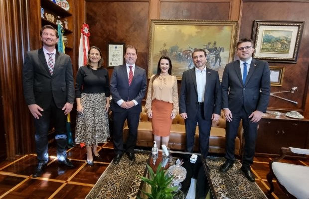  Foto: Peterson Paul/Secom O governador Carlos Moisés confirmou que o Estado vai garantir o reajuste para 12 mil profissionais da advocacia dativa catarinense. Além dos advogados, a proposta reconhece outros servidores que atuam no segmento responsável po