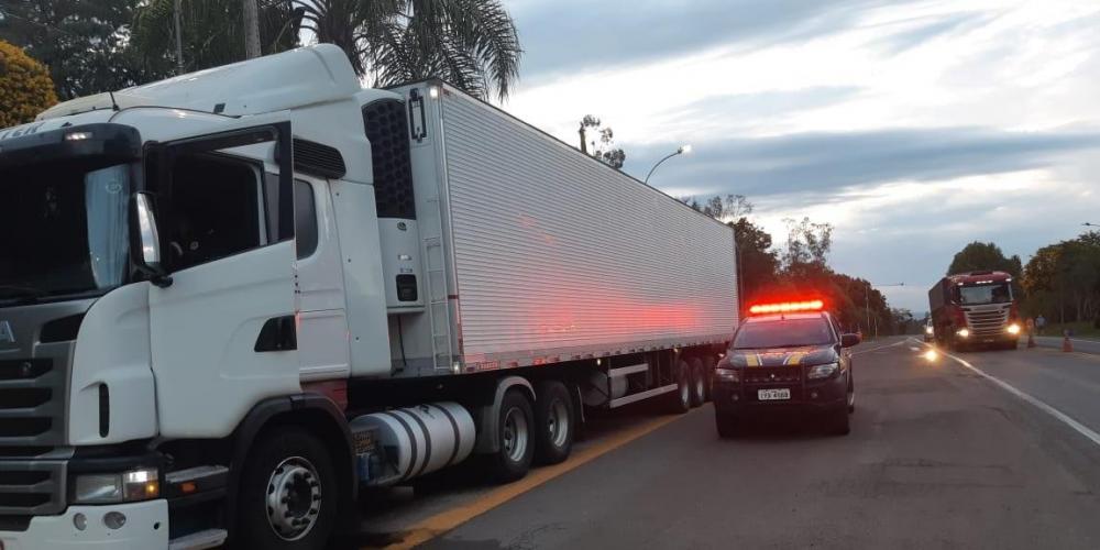 Homem de 45 anos realizou o teste do bafômetro, que acusou quase 3 vezes o limite para o crime de trânsito | Foto: PRF/Divulgação/CP