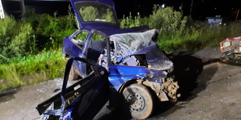 Ford Escort colidiu frontalmente em uma caminhonete na noite deste domingo | Foto: Corpo de Bombeiros de Guaporé / Divulgação / CP