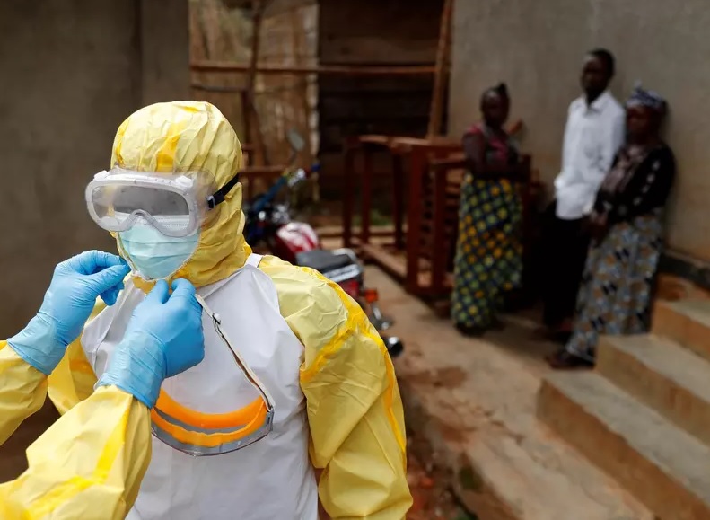 Profissionais da saúde ajustam equipamentos antes de entrar em local com suspeita de ebola na República Democrática do Congo Foto: Goran Tomasevic - 13.dez.2018/Reuters