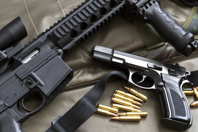 Fuzis, pistolas e munições foram apreendidas com pai e filho em Bagé — Foto: JF-RS/Divulgação