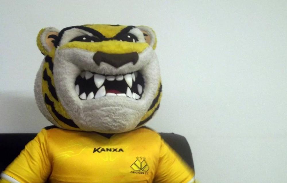 Foto: Divulgação / Mascote do Criciúma insinua ‘roubo da arbitragem’ e é expulso em jogo contra o Cruzeiro