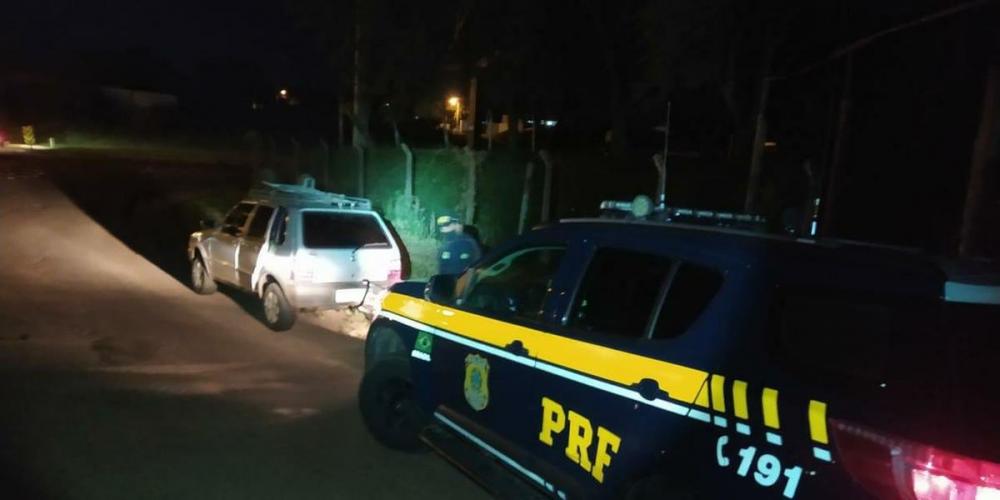 Prisão ocorreu após os PRFs abordarem o veículo Uno Mille | Foto: PRF/Divulgação/CP
