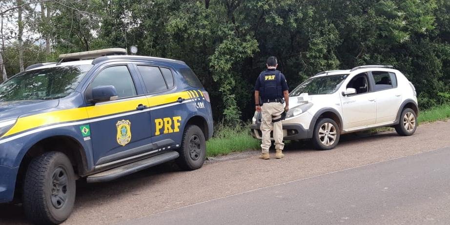 Ocupantes do Renault Sendero arremessaram pacotes de cocaína para fora do veículo durante a perseguição | Foto: PRF / Divulgação / CP