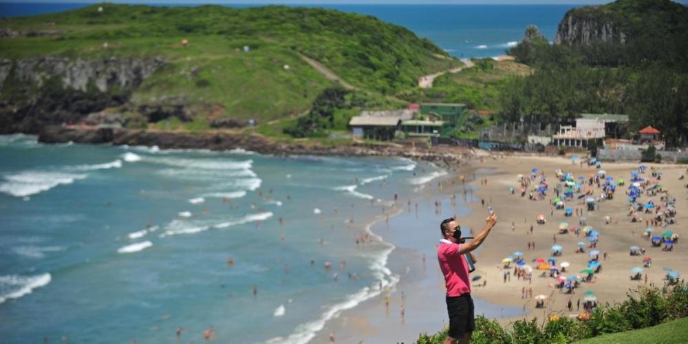 Também conhecido como Torre Norte, local tem fácil acesso e possibilita uma vista diferente da praia | Foto: Alina Souza