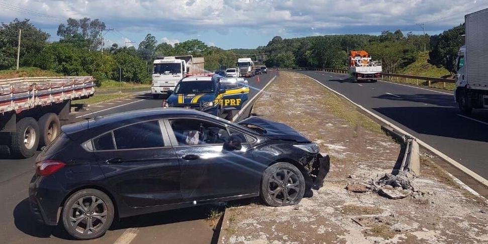 Motorista embriagado colidiu o veículo que dirigia com um poste de telefonia na BR 286, em Montenegro | Foto: PRF / Divulgação / CP