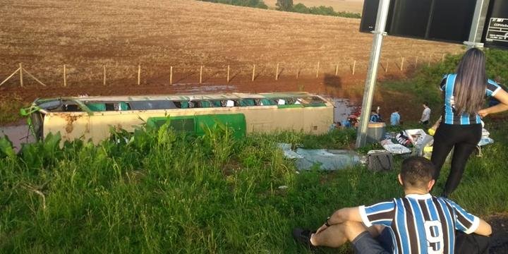 Trânsito ficou em meia pista, com fluxo alternado, no km 209 | Foto: Rádio Atual FM / Divulgação / CP