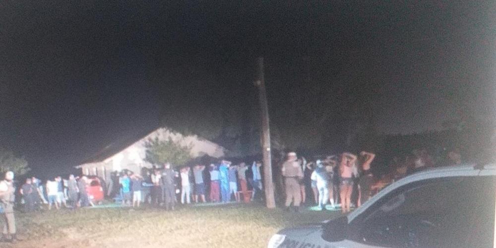 Cerca de 100 pessoas participavam da festa | Foto: BM / Divulgação / CP