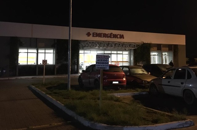 Feridos foram levados para o o Hospital da Restinga, em Porto Alegre — Foto: Samuel Vettori/RBS TV