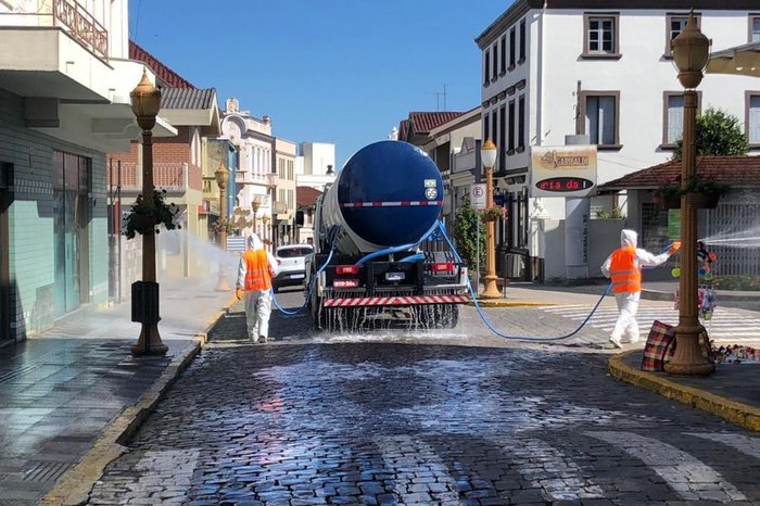 Com R$ 10 mil, empresas garantiram aplicação de produto químico nas ruas mais movimentadas do município Portal Adesso / Divulgação