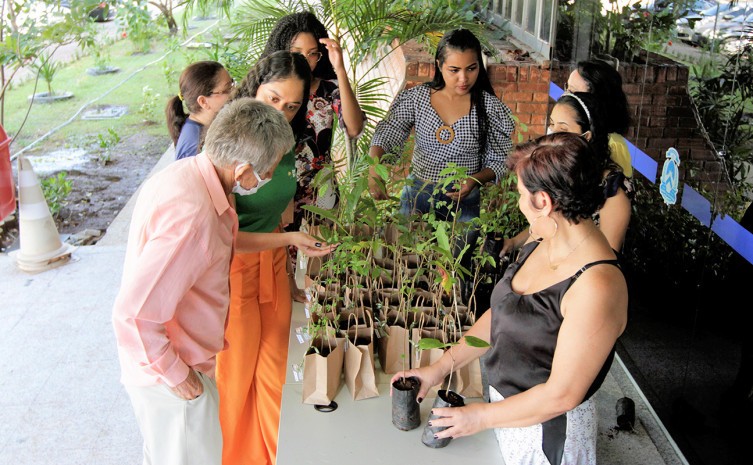 A ação teve como objetivo a arborização urbana e incentivar o reflorestamento - Foto: Marcel de Paula/Governo do Tocantins