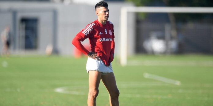Após cumprir suspensão, Cuesta volta ao time do Inter na quinta-feira contra o Corinthians, no Beira-Rio. Foto: Ricardo Duarte/SC Internacional