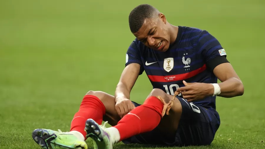Mbappé lesionou o joelho ainda no 1° tempo de França x Dinamarca, jogo válido pela Liga das Nações Imagem: James Williamson - AMA/Getty Images