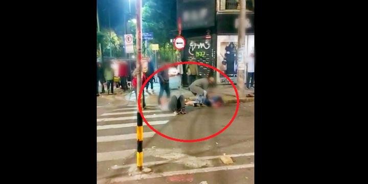 Na imagem, um indivíduo tenta conter o suspeito do crime | Foto: PC / Especial / CP