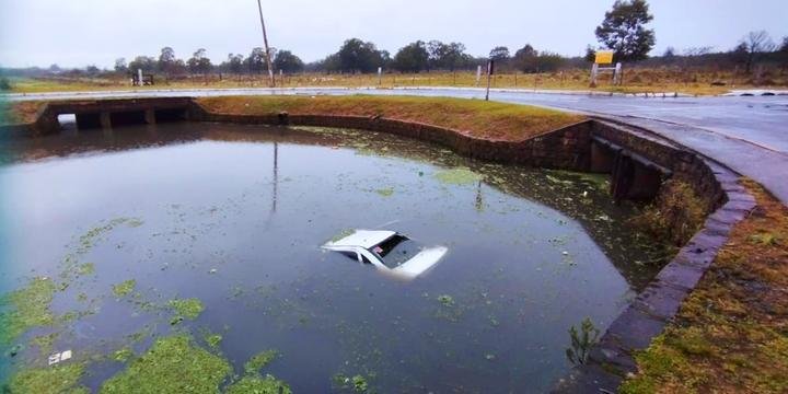Automóvel ficou praticamente submerso dentro da água | Foto: Daiane Dalle Tese / Record TV RS / Especial / CP