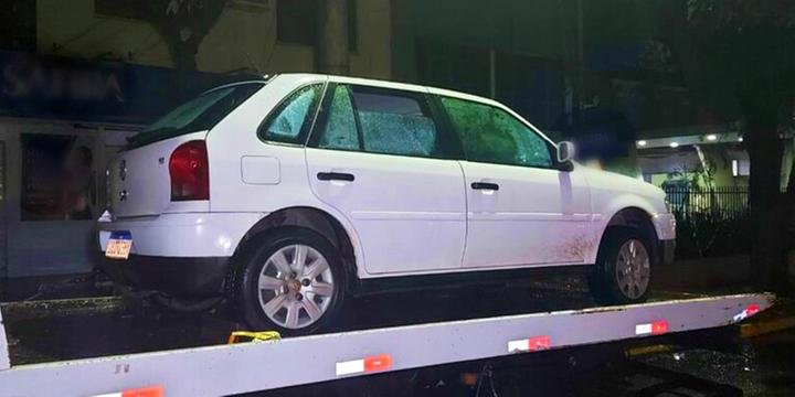 Os baleados estavam em um Volkswagen Gol | Foto: Portal BEI / Record TV RS / Especial / CP