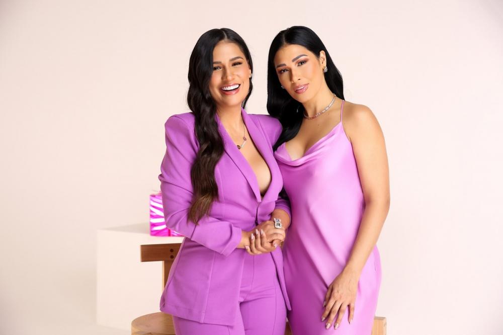 Simone e Simaria durante sessão de fotos para campanha de joias — Foto: Iwi Onodera/Brazil News