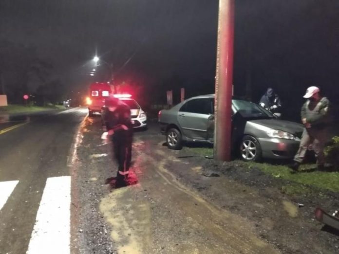 Automóvel atingiu um poste e o condutor morreu no local (Foto: Divulgação)