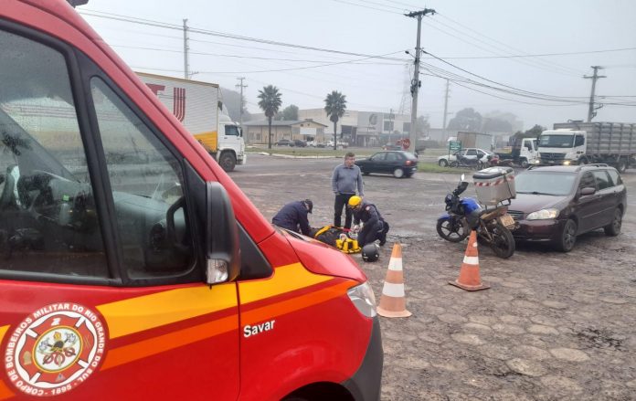 O Corpo de Bombeiros imobilizou a conduziu a vítima para atendimento médico (Foto: Corpo de Bombeiros Militar)