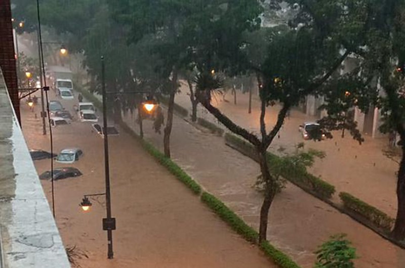 Enchente em Petrópolis no início deste ano; cidade também foi atingida por deslizamentos de encosta - Reprodução