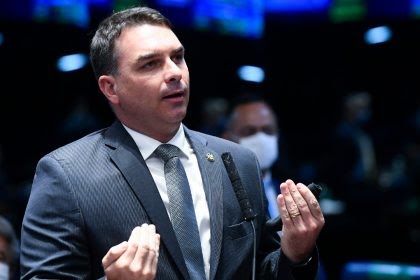 Em pronunciamento, o senador Flávio Bolsonaro. Foto: Marcos Oliveira/Agência Senado)