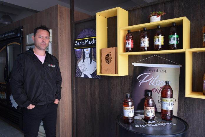 Proprietário da cervejaria em Lajeado, Roger André Rekziegel (Foto: Caroline Silva)