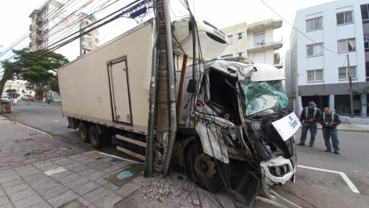 Trânsito na Rua Silva Jardim, entre a Avenida Rio Branco e Rua André Marques, está totalmente bloqueado. Foto: Gilberto Ferreira (Bei)