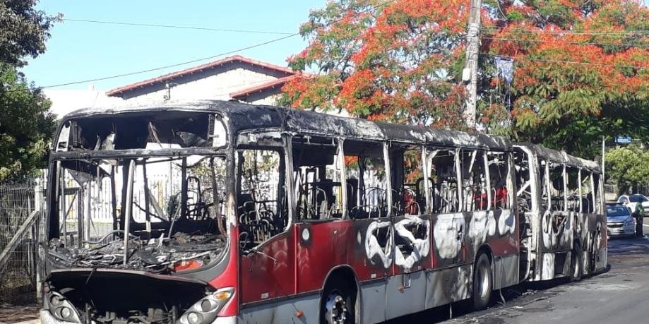 Coletivo ficou completamente destruído pelas chamas | Foto: Guilherme Almeida