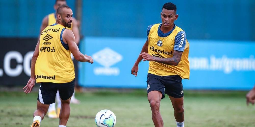 Garotos treinaram com o time na terça-feira | Foto: Lucas Uebel / Grêmio / CP