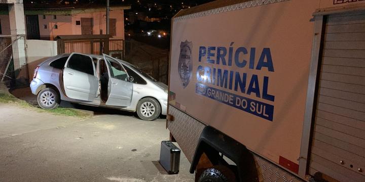Carro teve um dos vidros estilhaçados | Foto: Instituto Geral de Perícias / Divulgação / CP