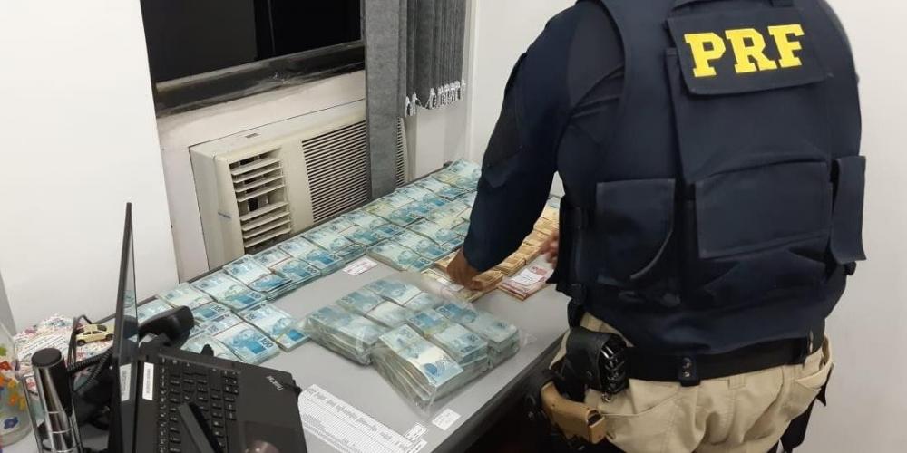 Dinheiro foi apreendido durante abordagem de policiais rodoviários na BR 158 | Foto: Polícia Rodoviária Federal / Divulgação / CP