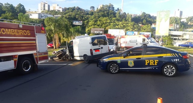 Acidente envolvendo dois carros na BR-470 em Bento Gonçalves — Foto: Divulgação/PRF