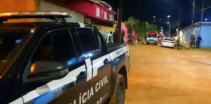 Agentes da 4ª DPHPP apuram homicídios de irmãos | Foto: PC / Especial / CP