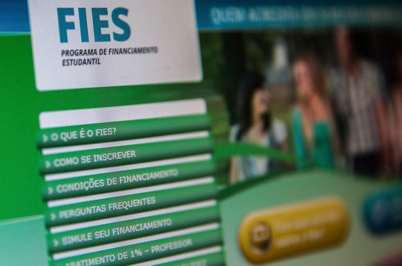 A lei beneficia alunos que aderiram ao Fies até o segundo semestre de 2017 - EBC