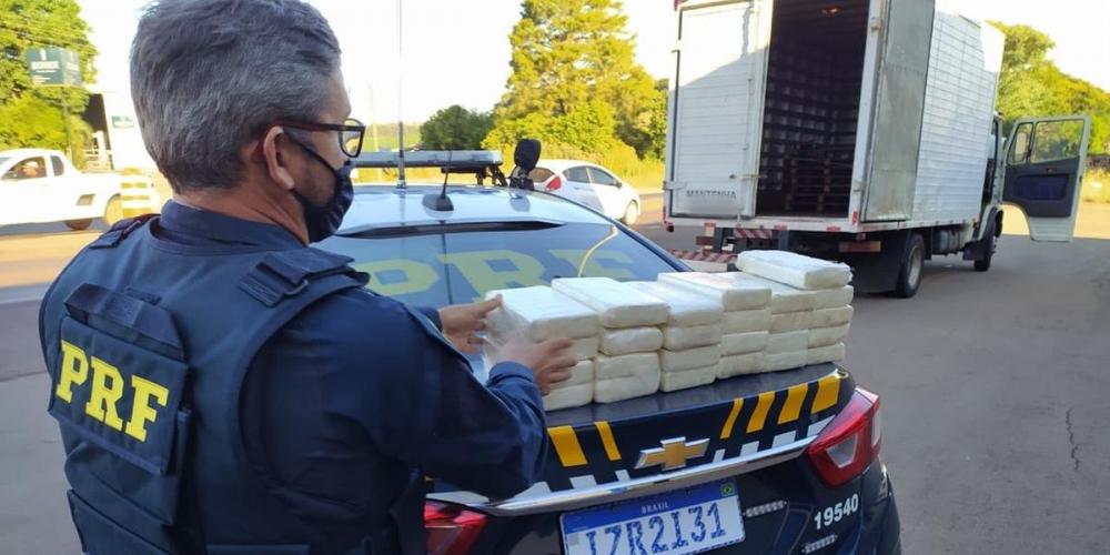 O condutor e único ocupante foi preso pelo crime de tráfico de drogas | Foto: PRF / Divulgação / CP