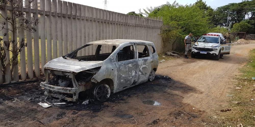 Chevrolet Spin foi incendiada e encontrada próxima ao limite de Porto Alegre com Alvorada | Foto: Álvaro Grohmann