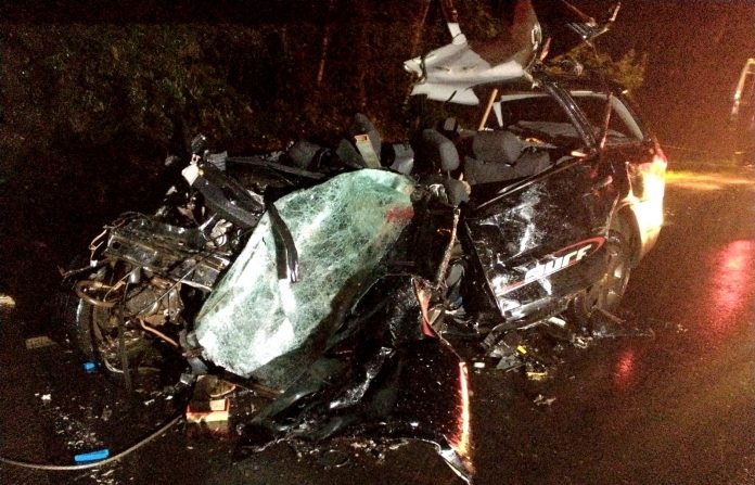 No veículo Parati estavam as duas vítimas em óbito (Foto: Bombeiros de Venâncio Aires / Divulgação)