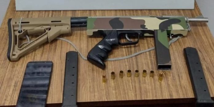 Submetralhadora artesanal estava com 2 munições calibre 9mm intactas e 6 já deflagradas | Foto: Comunicação Social do 36º BPM / Divulgação / CP