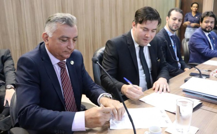 Termo foi assinado pelo secretário de Estado da Cidadania e Justiça, Deusiano Amorim, e o presidente da OAB/TO, Gedeon Pitaluga - Foto: Lauane dos Santos/Governo do Tocantins